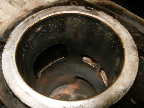2000 Ford E350 - Close-up of an engine cylinder, showing internal wear and oil residue.