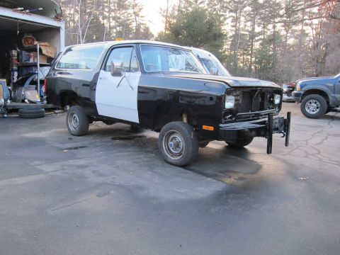 1987 Dodge 1500 - This SUV appears to be from the early 1980s, not a 1987 model as claimed.