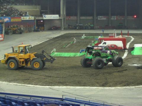 1986 Ford Bronco - Gravedigger was useless .. blew his tranny