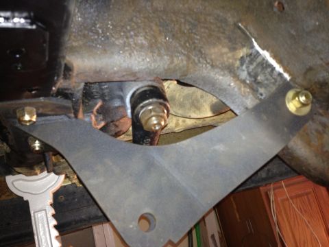 1995 Ford Bronco - track bar bracket mounted. have to clearance the inside tab on the crossmember just a little.