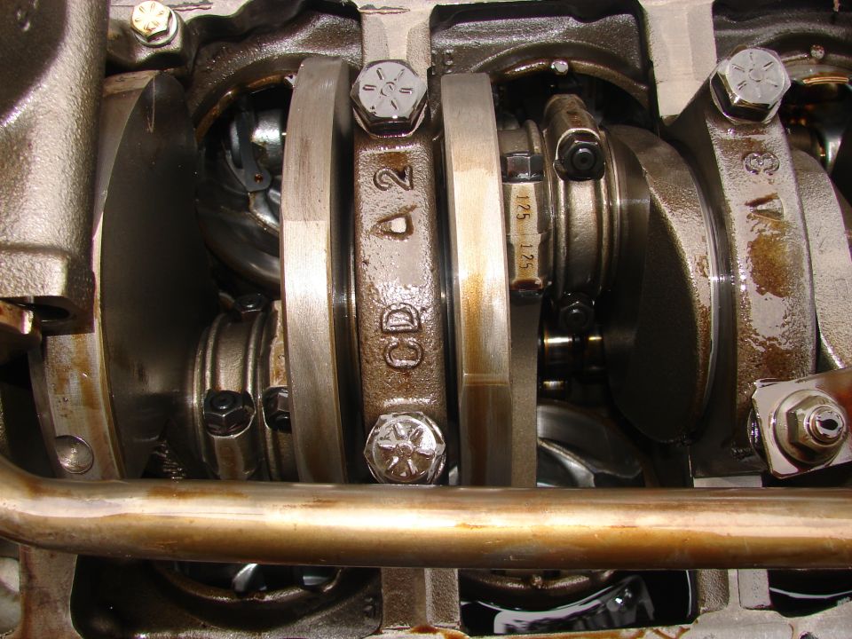 Engine crankshaft with connecting rods, showing 'CD A2' and '125' markings