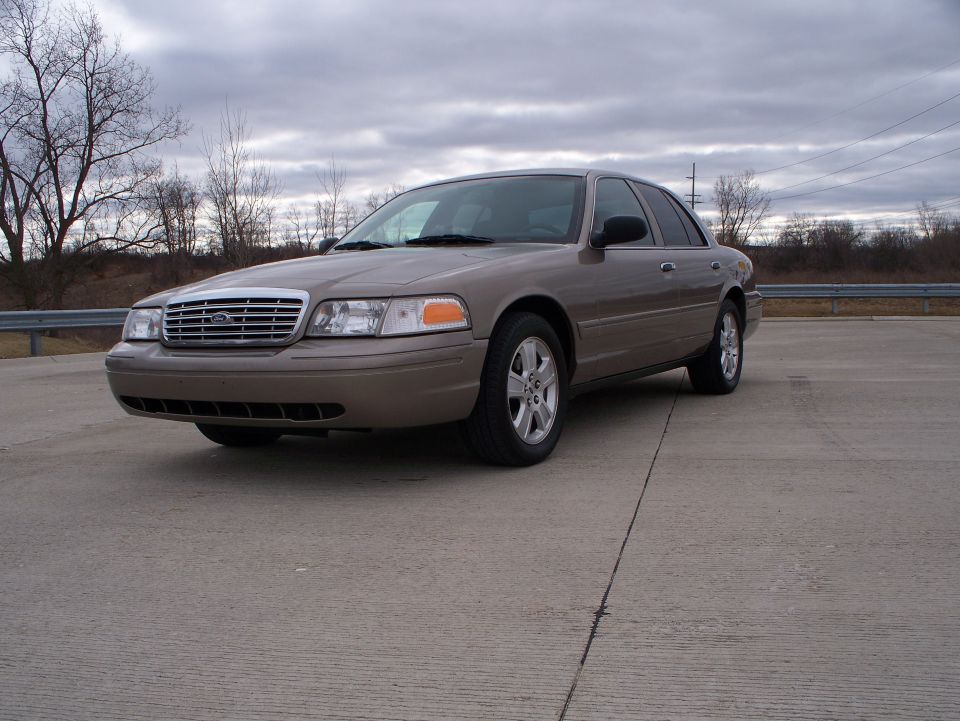 Tan 2007 Ford Crown Victoria 3q-front view