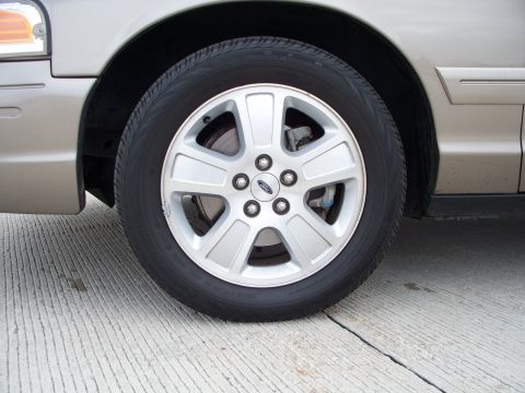 2007 Ford Crown Victoria - Close-up of a silver 2007 Ford Crown Victoria wheel.