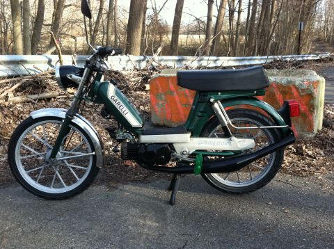 1981 Garelli Rally Sport - A green moped with a white stripe on the fuel tank, displaying 'Garelli' and 'Sport' branding, is parked outdoors.