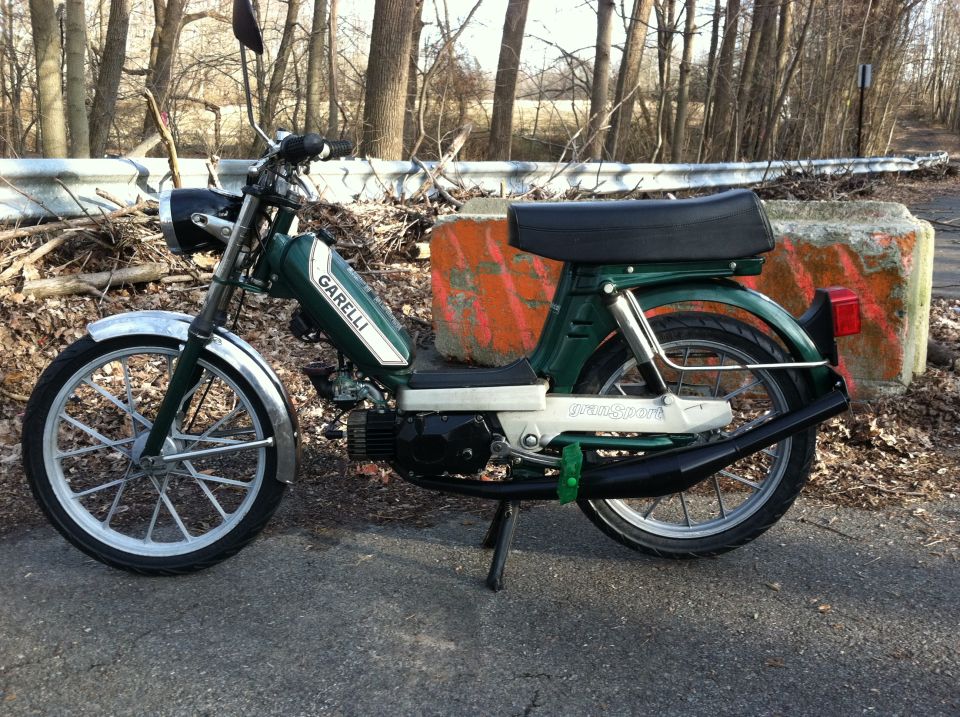 Green moped side view with 'Garelli' and 'Sport' text