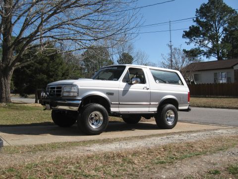 1994 Ford Bronco - This lifted 1994 Ford Bronco features a two-tone paint scheme and aftermarket wheels.