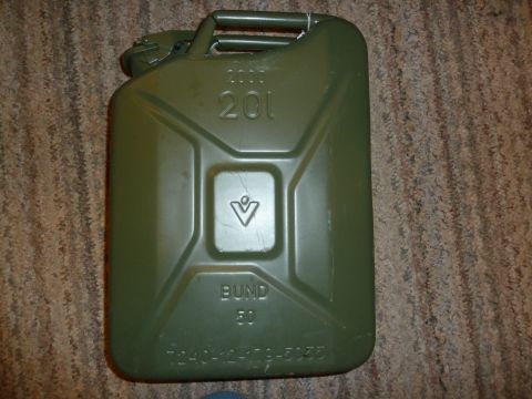 1992 Ford Mustang - A green 20-liter jerrycan is shown, embossed markings including 'BUND 50' and a part number.