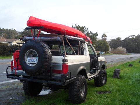 1991 Ford Bronco - This 1991 Ford Bronco is equipped for an outdoor adventure with a kayak on its roof.