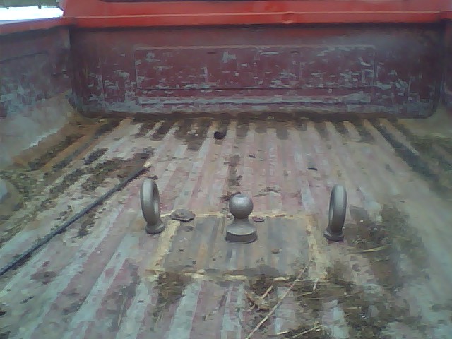 1987 Ford F-250 truck bed with gooseneck hitch installed
