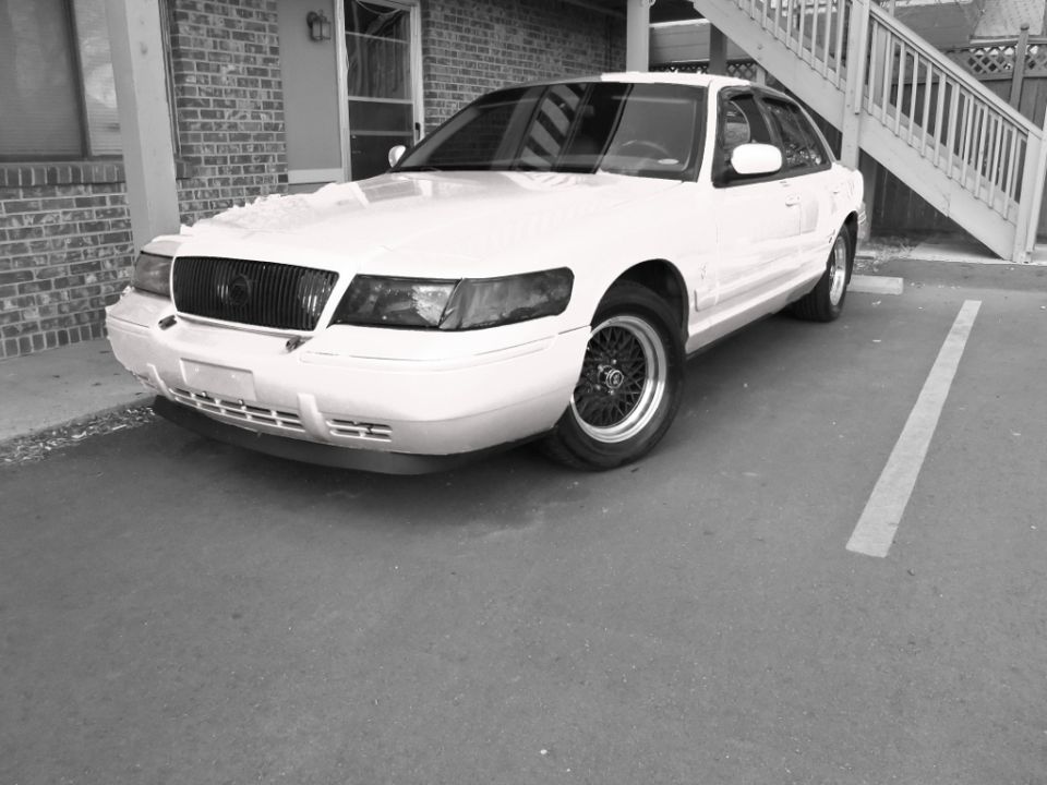 White 2000 Mercury Grand Marquis 3q-front view