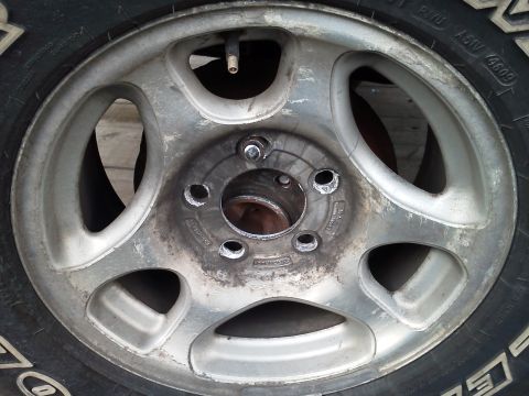 1995 Ford Bronco - Broke 4 out of 5 lug studs off on the freeway, the last one thankfully didnt break until after we got it up on the trailer.