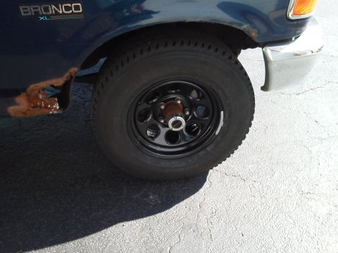 1995 Ford Bronco - Front passenger side tire.