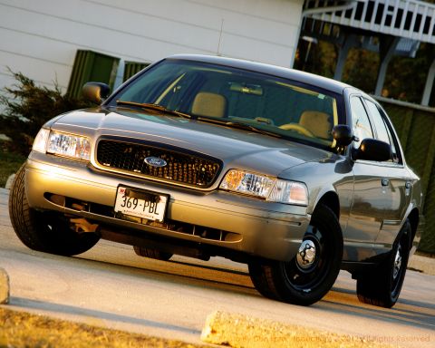 2005 Ford Crown Victoria - This Ford Crown Victoria appears to be from an earlier generation than the claimed 2005 model year.