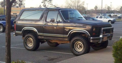 1986 Ford Bronco - Front bumper lifted