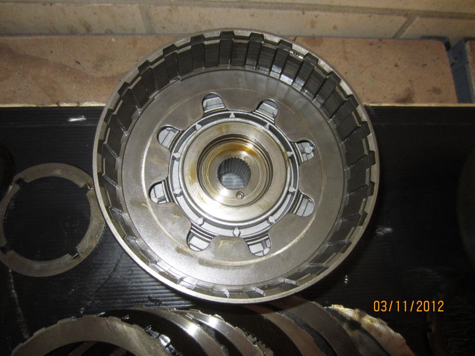 Transmission clutch pack with friction discs and steel plates