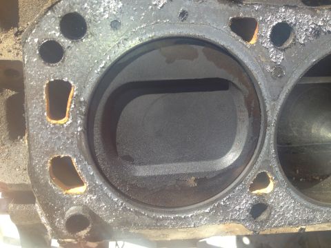 1992 Ford Bronco - Engine cylinder block showing wear and tear. The section is labeled 'Motor rebuild'.
