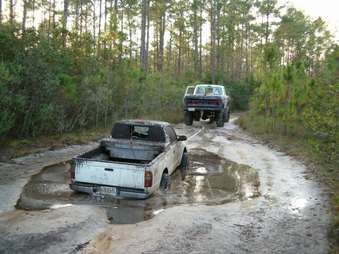 1991 Ford Bronco - Toyota stuck again this time at the next dip in the road.
