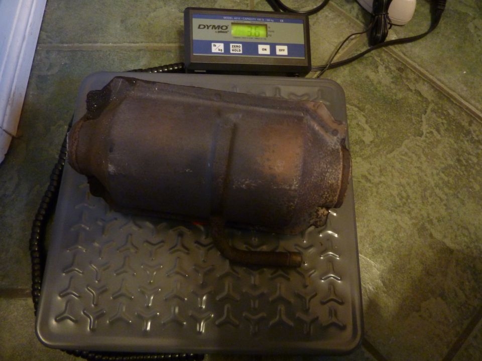 Catalytic converter on a scale with a Dymo scale showing 3.15 kg