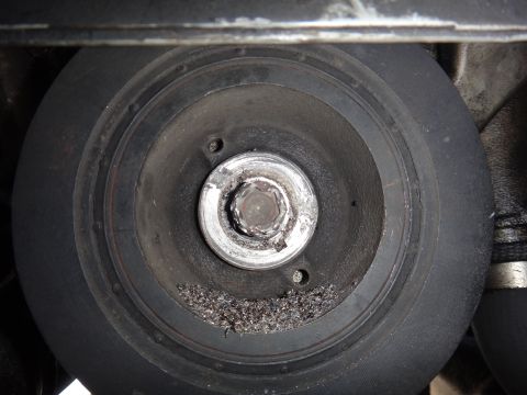 1993 Ford Taurus - Debris has accumulated around the crankshaft pulley's central bolt.