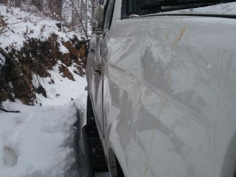 1994 Ford Bronco - A white SUV navigates a snowy path, with a Supermotors.net watermark visible in the lower right corner.