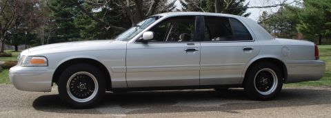 2000 Ford Crown Victoria photo