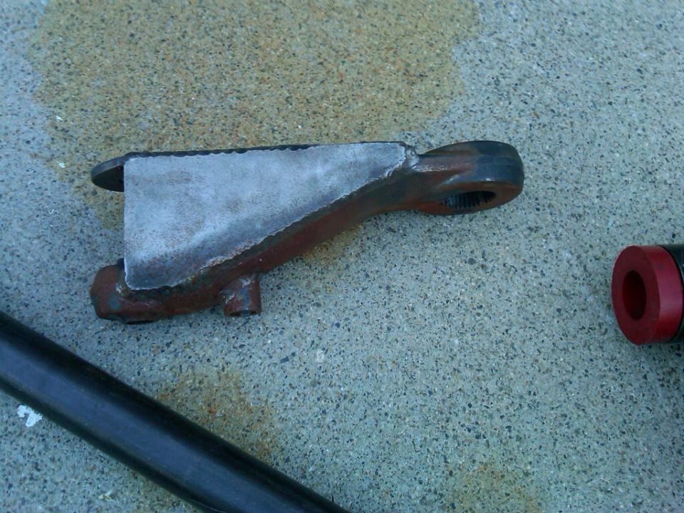 Steering knuckle with splined opening and red bushing