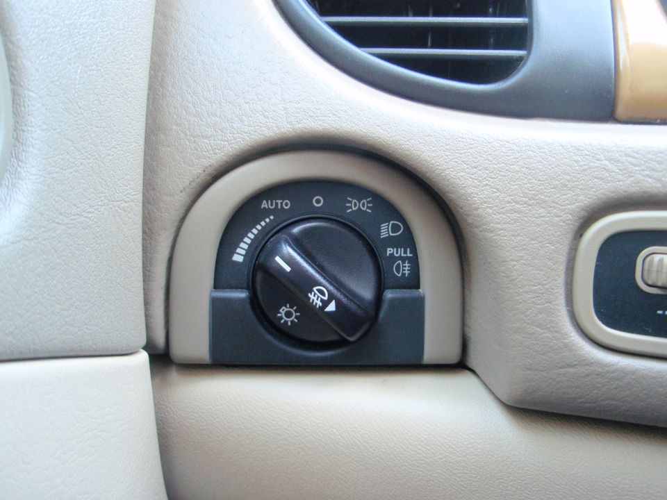 Interior light control dial with AUTO setting and fog light symbol