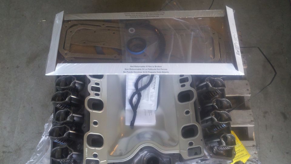 Engine gasket set and cylinder heads on a pallet