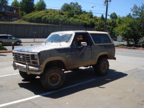 1985 Ford Bronco - This Ford Bronco appears to be from the early 1980s, not a 1985 model.