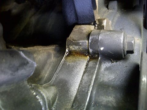 2000 Ford Crown Victoria - oil leaking