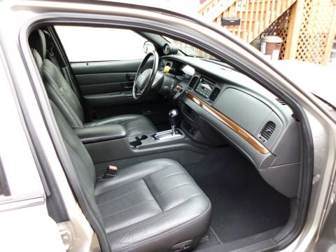 2004 Ford Crown Victoria photo