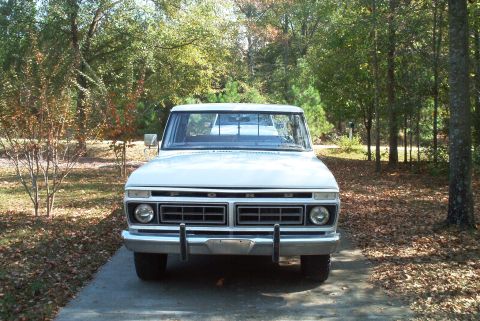1992 Ford Bronco - Front view of a white Ford truck from the 1970s, parked outdoors.