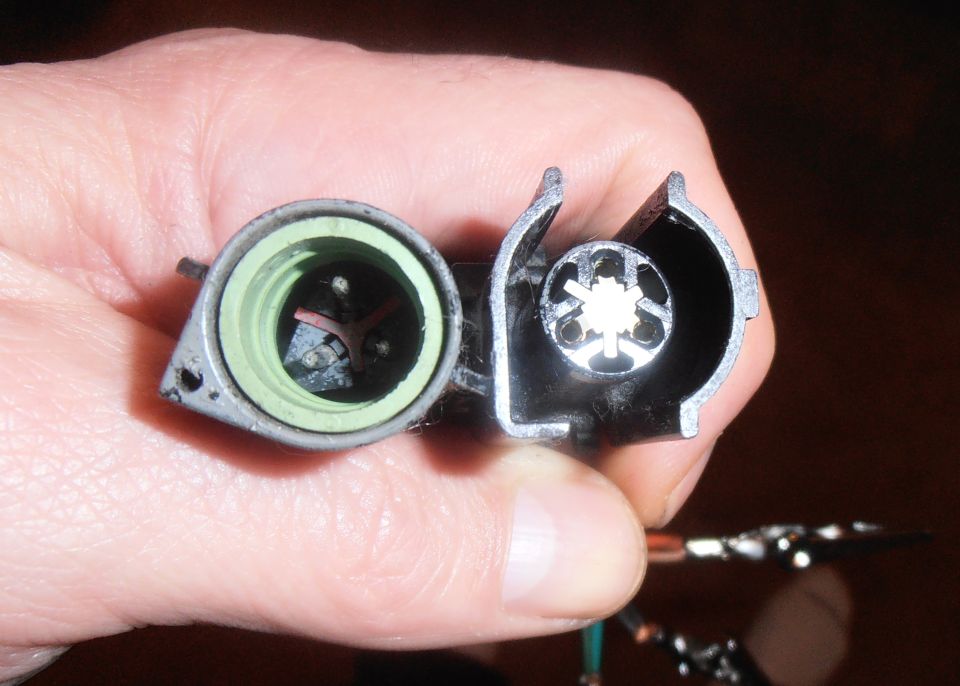 Throttle position sensor connector with green seal and internal contacts