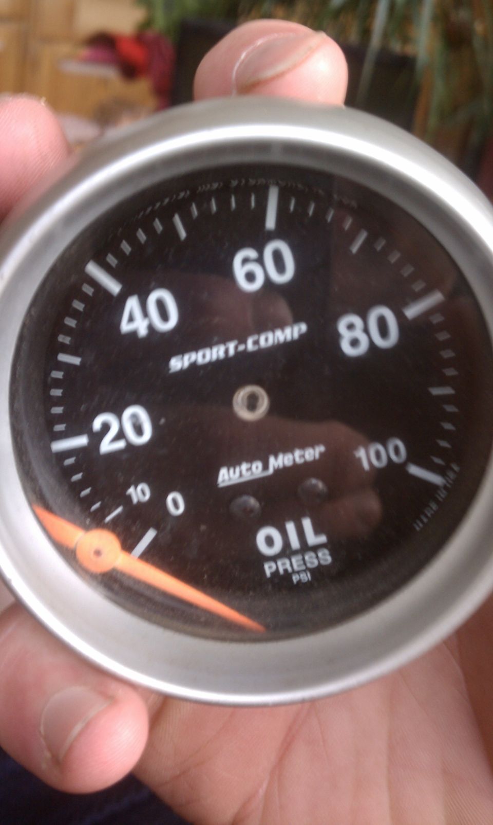 Oil pressure gauge with 'SPORT-COMP' and 'Auto Meter' branding
