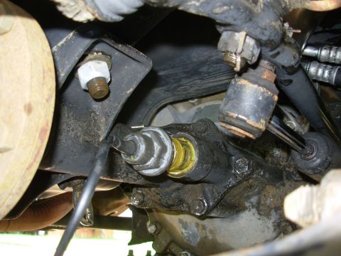 1997 Chevrolet Silverado 3500 - As soon as the threads were exposed, I could see there was a problem - the bright yellow oil from the actuator had leaked out.