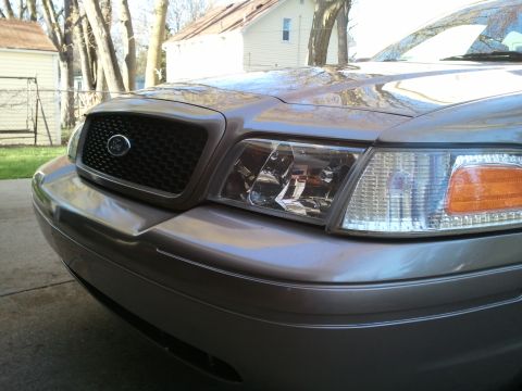 2007 Ford Crown Victoria - Front view of a 2007 Ford Crown Victoria showing the grille and headlights.