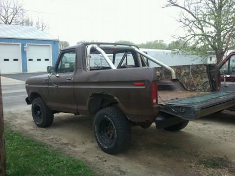 1979 Ford Bronco - This 1978 Ford Bronco has a roll cage and an open tailgate, with camouflage lining in the bed.