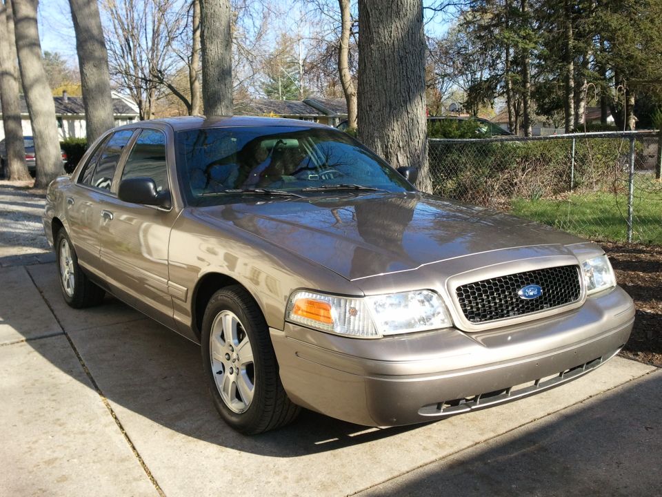 Tan 2007 Ford Crown Victoria front grille and headlights