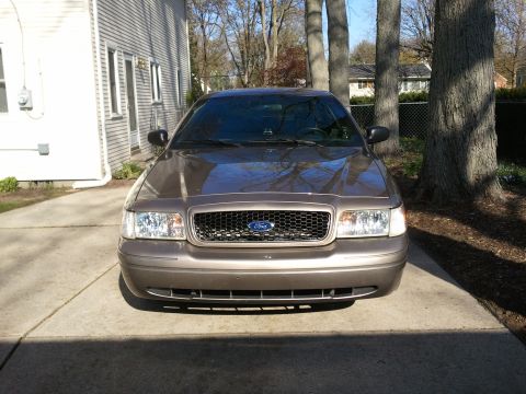 2007 Ford Crown Victoria - Front view of a 2007 Ford Crown Victoria with a honeycomb grille.