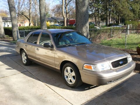 2007 Ford Crown Victoria - This 2007 Ford Crown Victoria is seen from a 3q-front angle, its distinctive grille.