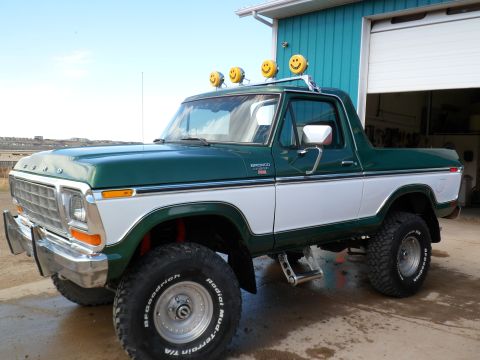 1979 Ford Bronco - This two-tone green and white Ford Bronco has a roof rack with four smiley face lights.