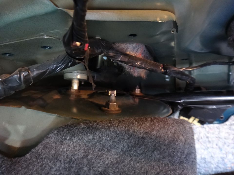 Suspension mounting hardware with bolts and wires