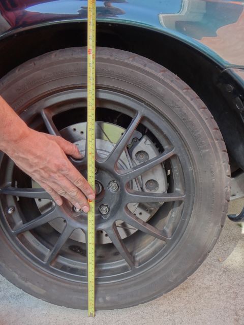 1995 Ford Taurus - Measuring the wheel and suspension components of a vehicle.