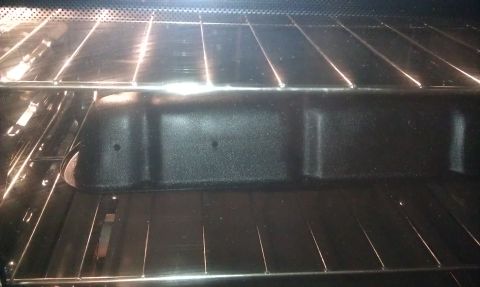 1986 Ford Bronco - Valve covers being baked after sprayed with wrinkle paint. 200 degrees for 1 hour