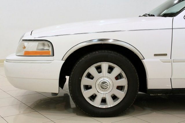 White 2004 Mercury Grand Marquis front fender and wheel with chrome trim
