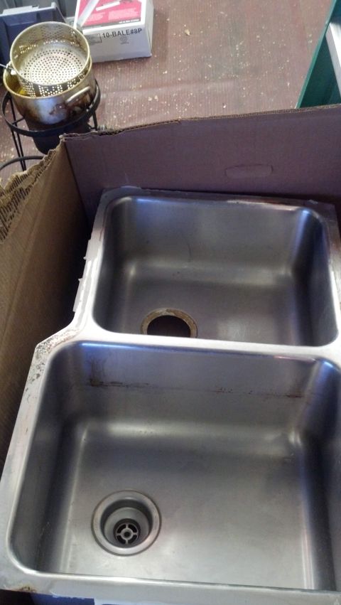2000 Mercury Grand Marquis - A double sink is shown in a box, with a strainer and a box in the background. The website 'supermotors.net' is visible at the bottom.