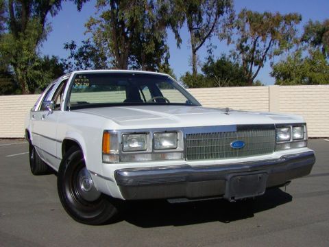 1991 Ford LTD Crown Victoria - Front view of a white 1991 Ford Crown Victoria LTD sedan parked outdoors.