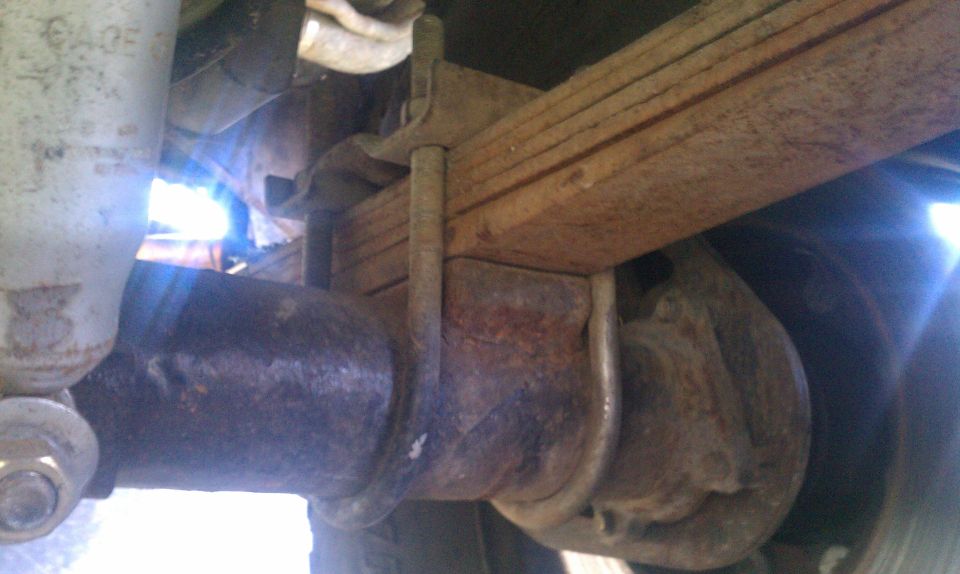 Rear axle and leaf springs of a vehicle