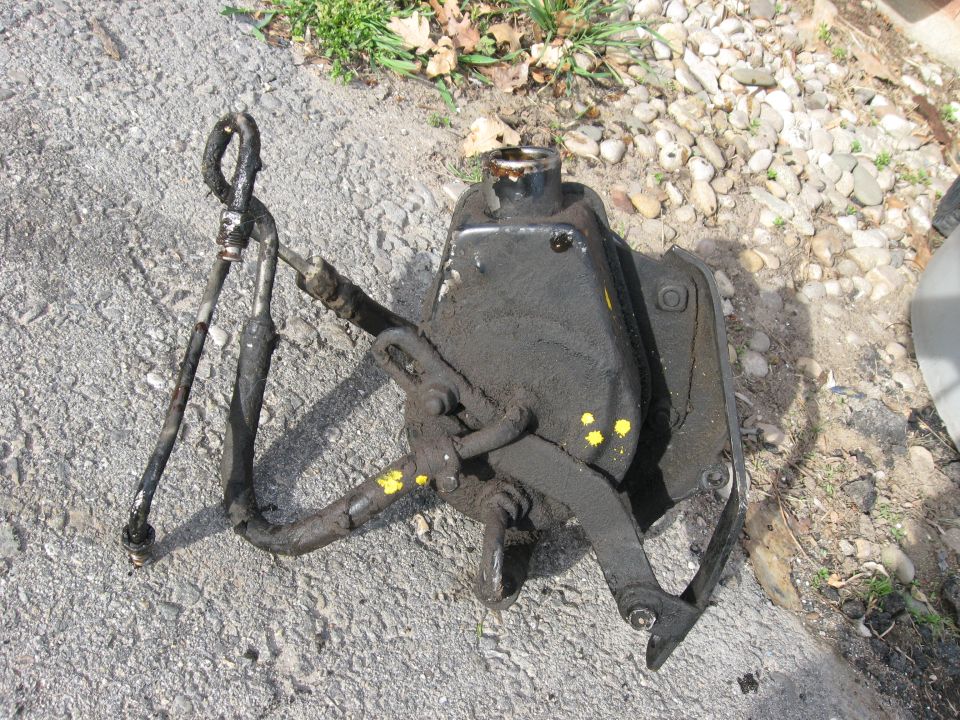 Power steering pump and reservoir assembly with hoses