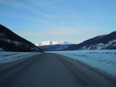 2009 Kenworth T800 - Driving on a snowy road with mountains in the distance.